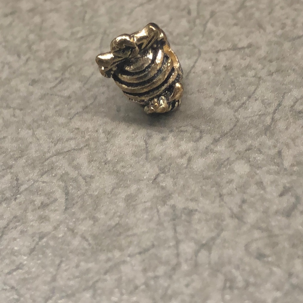 Cute 🐝 bee with beehive charm